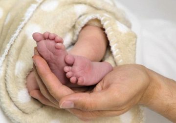 تأثير مواد PFAS على الأطفال: دراسة تكشف عن انتقال المواد الكيميائية السامة خلال الحمل والرضاعة