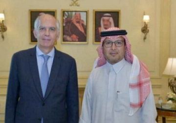 سفير السعودية في لبنان وليد بخاري يلتقي نظيره الفرنسي هيرفي ماغرو ويبحثان التطورات الإقليمية وتعزيز التعاون